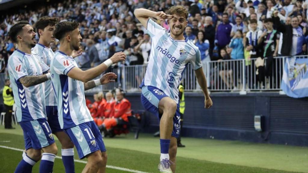 Giocatori del Málaga che festeggiano sul campo